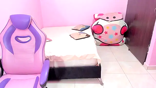 latin doll squirts online show from September 26, 2025, 1:04 pm