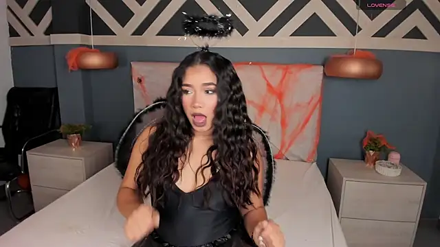 Snapshot of EmilyZahar chatting on October 31, 2025, 11:55 am EmilyZahar online show from October 31, 2025, 11:55 am