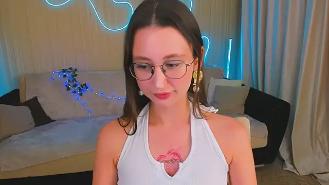 YourLovellyStory online show from October 7, 2025, 5:32 pm