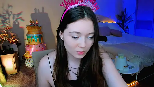 AlluringLookk online show from November 27, 2025, 11:23 am