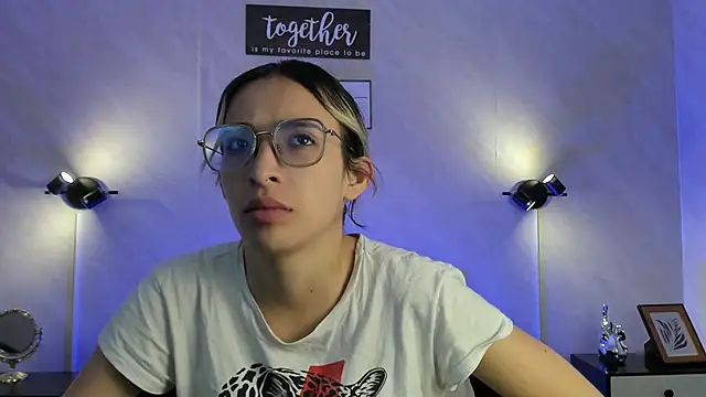 Emilia Bons online show from September 18, 2025, 1:24 pm