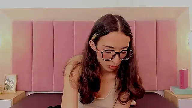 Emilia Bons online show from November 12, 2025, 1:33 pm