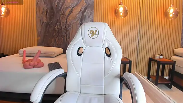 chloe murray online show from November 8, 2025, 7:23 pm