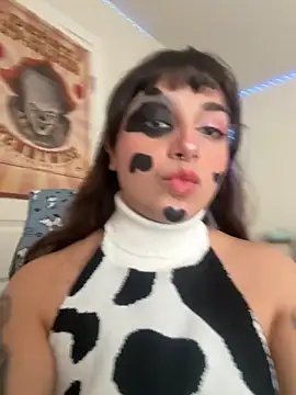 CharmingMaddie online show from October 1, 2025, 4:35 pm