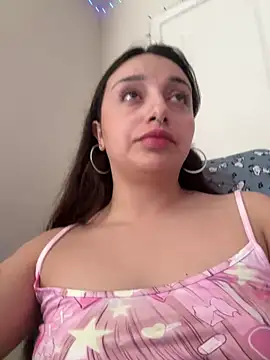 Snapshot of CharmingMaddie chatting on April 18, 2026, 5:17 pm CharmingMaddie online show from April 18, 2026, 5:17 pm