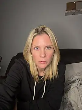 Lexi-Lux-X online show from November 26, 2025, 3:07 am