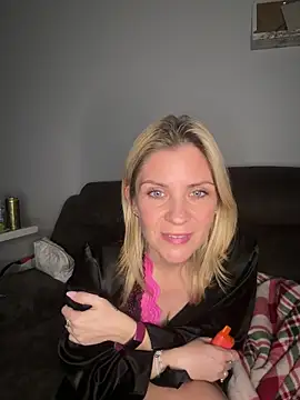 Lexi-Lux-X online show from February 4, 2026, 2:06 am