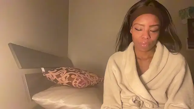 Peachyz69 online show from February 11, 2026, 4:06 am