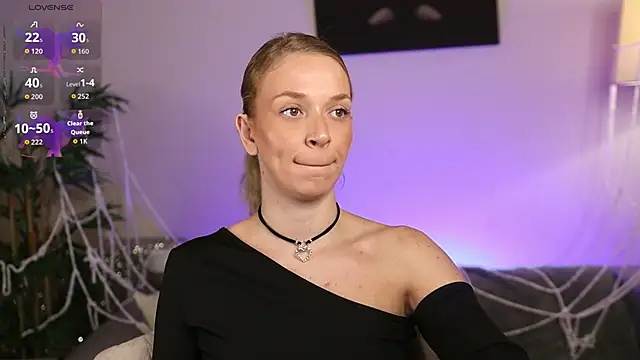 Snapshot of NovaHollisx chatting on October 22, 2025, 8:36 am NovaHollisx online show from October 22, 2025, 8:36 am