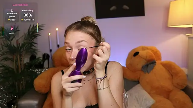 NovaHollisx online show from November 30, 2025, 3:21 am