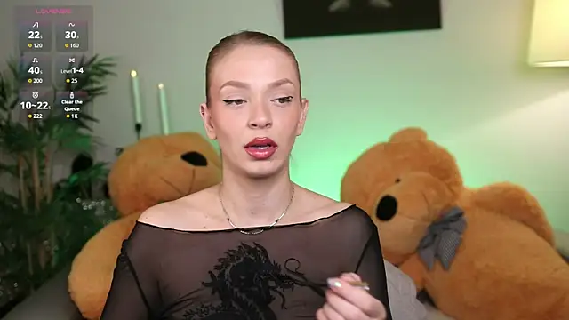 NovaHollisx online show from December 18, 2025, 5:02 am