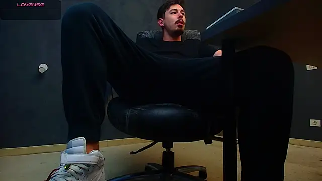 EnzoRace online show from November 5, 2025, 6:02 am