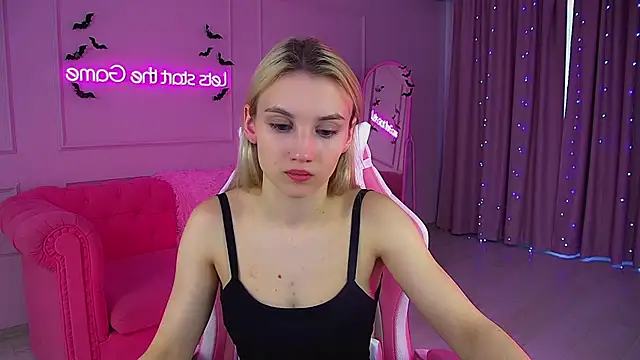 Snapshot of StacyEvances chatting on November 1, 2025, 8:49 am StacyEvances online show from November 1, 2025, 8:49 am