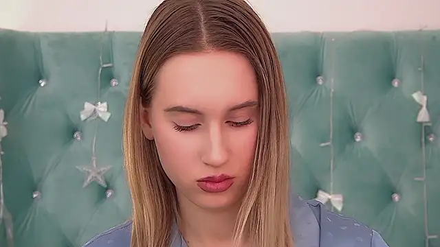 VictoriaHopsons online show from December 13, 2025, 8:04 pm