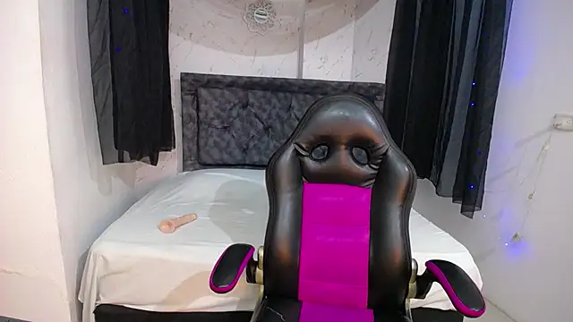 mia  thomson  online show from October 24, 2025, 12:34 pm