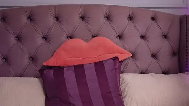 JenniferLovve online show from July 6, 2026, 2:41 am