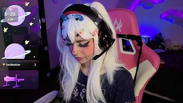 larah uwu online show from December 2, 2025, 12:43 pm