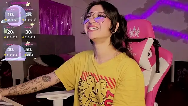 larah uwu online show from April 14, 2026, 6:14 pm