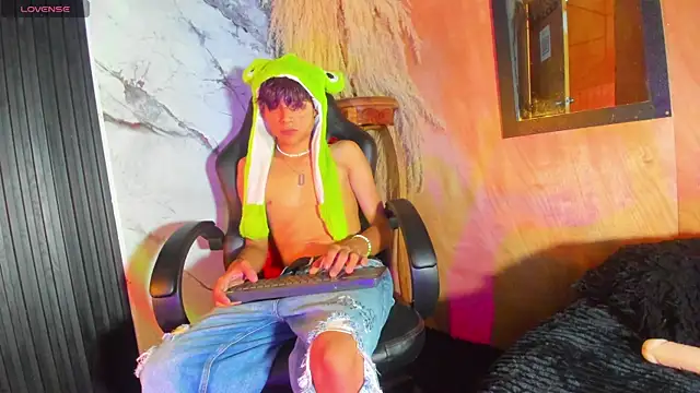 spicy adonhis online show from September 25, 2025, 12:42 pm