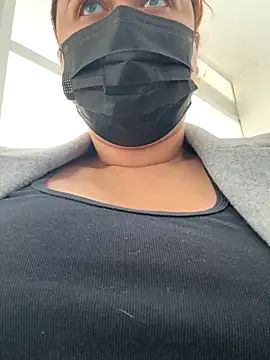 maddy Bloomm online show from November 17, 2025, 3:40 pm