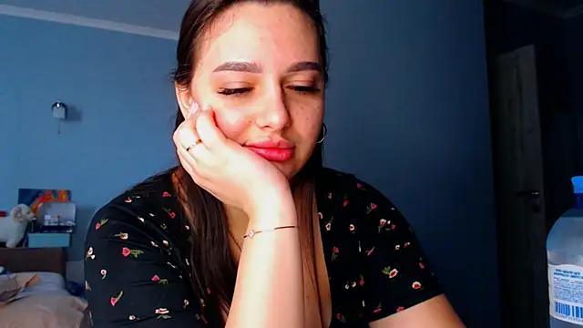 NikiWhite online show from October 18, 2025, 9:43 am