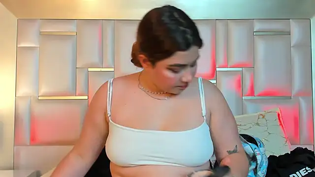 AdelaTaylor online show from November 6, 2025, 11:44 am