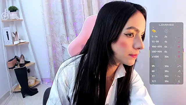 sarah saenz  online show from October 16, 2025, 4:02 am