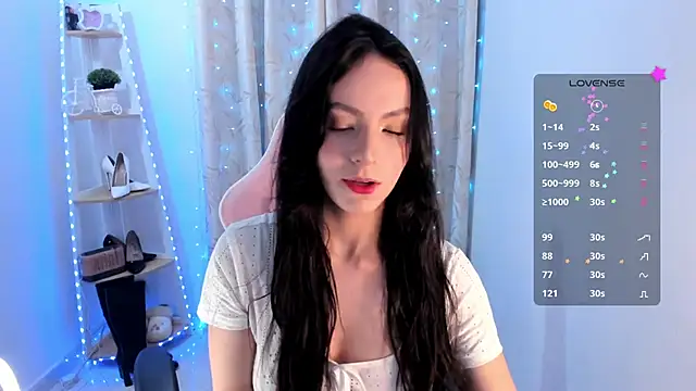 sarah saenz  online show from November 6, 2025, 2:45 am