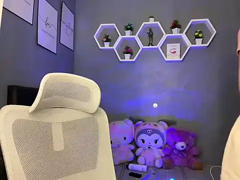 lelasohna online show from November 14, 2025, 9:19 am