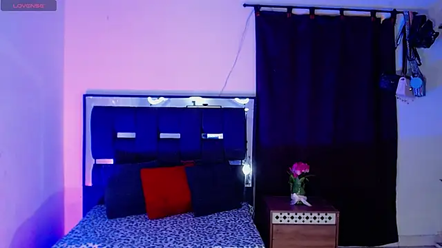 taniaqueen18 online show from October 6, 2025, 9:01 pm