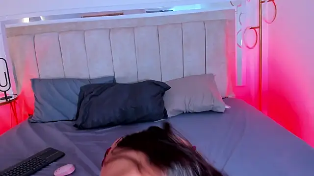 ZoeBarnett online show from November 6, 2025, 6:09 pm