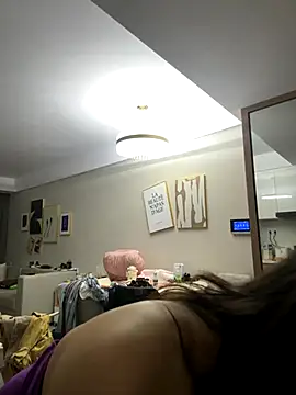 anna yngs online show from October 12, 2025, 12:59 pm