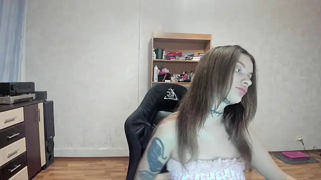 AlisTris online show from November 19, 2025, 5:46 pm