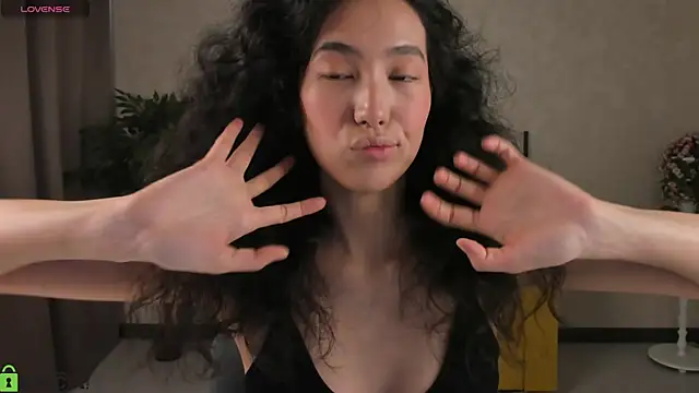 FlirtyAura online show from April 3, 2026, 3:26 am