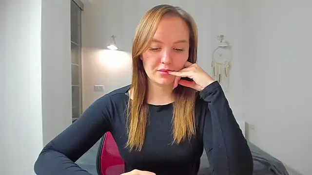 EmmaNorman online show from September 30, 2025, 7:52 pm