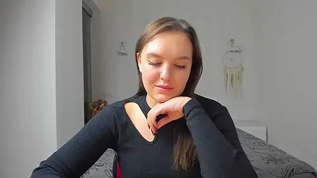 EmmaNorman online show from November 5, 2025, 4:18 pm