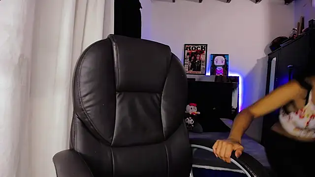 Snapshot of loganher900 chatting on April 7, 2026, 12:11 am loganher900 online show from April 7, 2026, 12:11 am