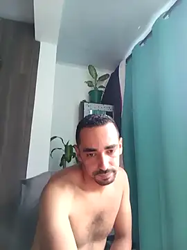 stivenlujan69 online show from December 18, 2025, 3:07 pm