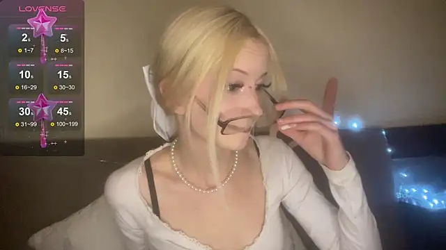 kittywithu online show from November 19, 2025, 11:43 am