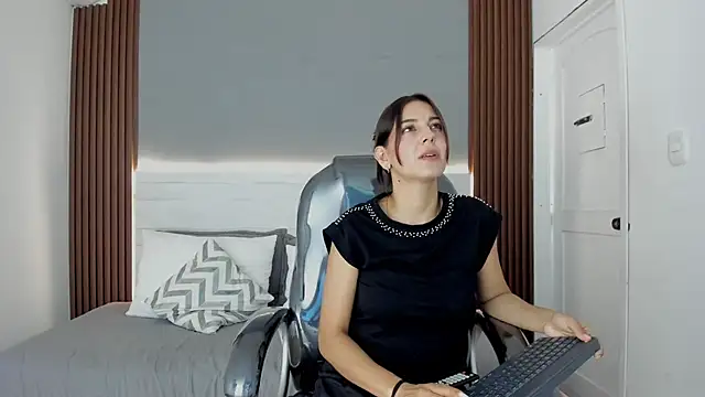 Emmy Meadows online show from October 23, 2025, 8:07 pm