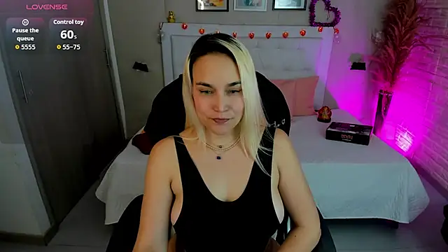 alezzafox   online show from September 19, 2025, 3:19 am