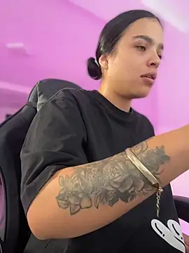 JuanitaMore01 online show from April 6, 2026, 9:05 pm