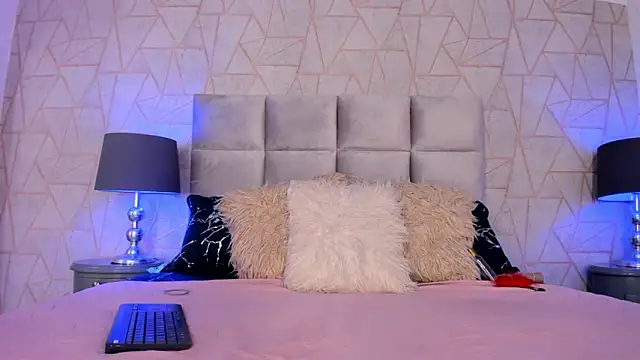 Emely florence  online show from October 20, 2025, 7:25 pm