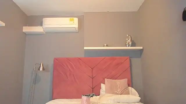 everyh   online show from November 10, 2025, 7:35 pm