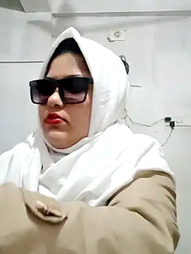 Snapshot of Nusrat-N chatting on February 6, 2026, 1:21 am Nusrat-N online show from February 6, 2026, 1:21 am