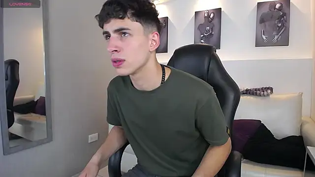 AdrianRinaldi online show from September 24, 2025, 8:34 pm