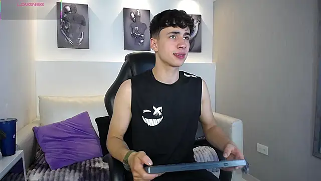 AdrianRinaldi online show from November 12, 2025, 8:08 pm