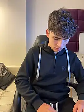 AdrianRinaldi online show from December 5, 2025, 8:05 pm