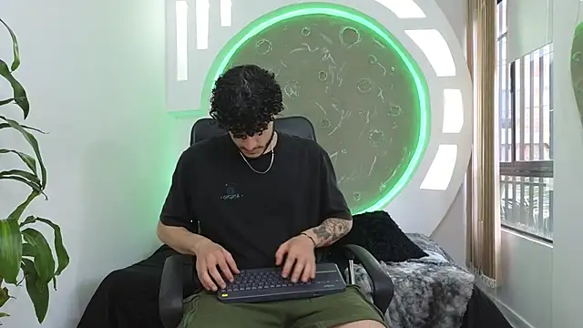 Snapshot of Rafael_Mendezz chatting on October 17, 2025, 9:28 pm Rafael Mendezz online show from October 17, 2025, 9:28 pm