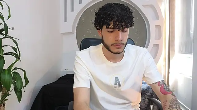 Snapshot of Rafael_Mendezz chatting on October 19, 2025, 8:20 pm Rafael Mendezz online show from October 19, 2025, 8:20 pm